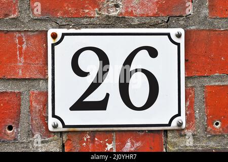 Weiße Hausnummer Tafel, die die Zahl sechsundzwanzig zeigt Stockfoto
