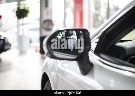 Seitenansicht der Vorderseite des neuen Fahrzeugs mit Spiegel. Hochwertige Fotos Stockfoto