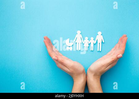 Draufsicht Hände mit Papier geschnitten Familie. Hochwertige Fotos Stockfoto