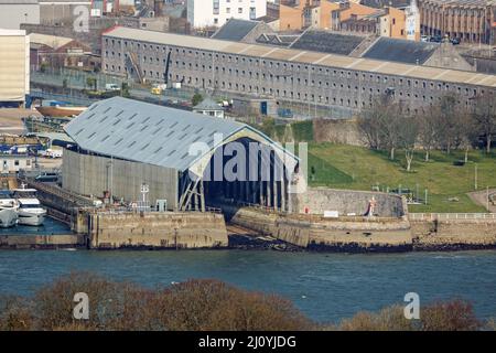 No 1 Covered Slip in Mutton Cove Plymouth. Historisches Gebäude wird noch genutzt. Es behauptet, der älteste noch erhaltene überdachte Slipway der Welt zu sein. Stockfoto