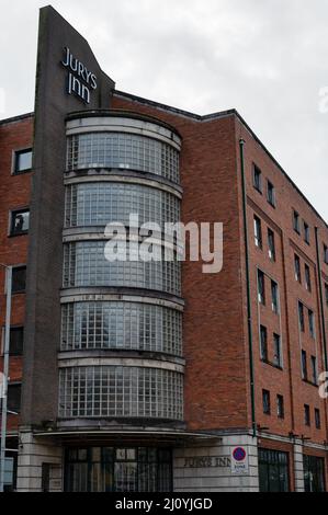 Belfast, Großbritannien - 19. Feb 2022: Jurys Inn Hotel in Belfast, Nordirland. Stockfoto