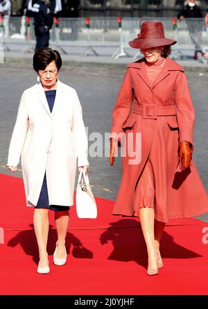 Brüssel, Belgien. 21. März 2022. Königin Mathilde von Belgien und Frau Doris Schmidauer am Paleizenplein in Brussel, am 21. März 2022, zur offiziellen Begrüßungszeremonie am 1.. Eines 3-tägigen Staatsbesuchs von Österreich nach Belgien Quelle: Albert Nieboer/Netherlands OUT/Point de Vue OUT/dpa/Alamy Live News Stockfoto