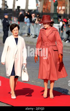 Brüssel, Belgien. 21. März 2022. Königin Mathilde von Belgien und Frau Doris Schmidauer am Paleizenplein in Brussel, am 21. März 2022, zur offiziellen Begrüßungszeremonie am 1.. Eines 3-tägigen Staatsbesuchs von Österreich nach Belgien Quelle: Albert Nieboer/Netherlands OUT/Point de Vue OUT/dpa/Alamy Live News Stockfoto