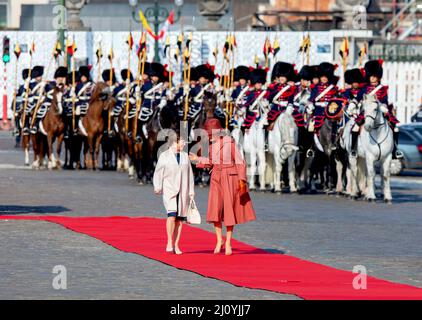 Brüssel, Belgien. 21. März 2022. Königin Mathilde von Belgien und Frau Doris Schmidauer am Paleizenplein in Brussel, am 21. März 2022, zur offiziellen Begrüßungszeremonie am 1.. Eines 3-tägigen Staatsbesuchs von Österreich nach Belgien Quelle: Albert Nieboer/Netherlands OUT/Point de Vue OUT/dpa/Alamy Live News Stockfoto