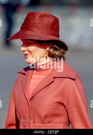 Brüssel, Belgien. 21. März 2022. Königin Mathilde von Belgien am Paleizenplein in Brussel, am 21. März 2022, zur offiziellen Begrüßungszeremonie beim 1.. Eines 3-tägigen Staatsbesuchs von Österreich nach Belgien Quelle: Albert Nieboer/Netherlands OUT/Point de Vue OUT/dpa/Alamy Live News Stockfoto