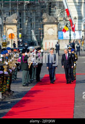 Brüssel, Belgien. 21. März 2022. König Filip von Belgien und HE Alexander Van der Bellen, Bundespräsident der Republik Österreich am Paleizenplein in Brussel, am 21. März 2022, zur offiziellen Begrüßungszeremonie beim 1.. Eines 3-tägigen Staatsbesuchs von Österreich nach Belgien Quelle: Albert Nieboer/Niederlande OUT/Point de Vue OUT/dpa/Alamy Live News Stockfoto