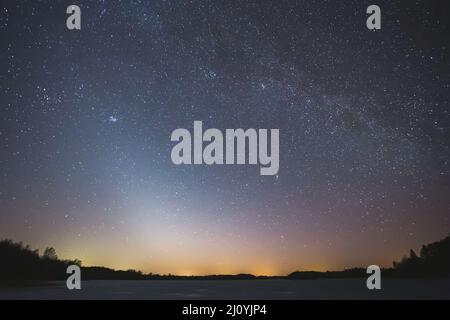 Nachtlandschaftsbild mit farbenfroher Milchstraße und Tierkreislicht am Horizont Stockfoto
