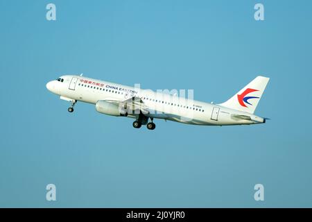 QINGDAO, CHINA - 21. FEBRUAR 2021 - Ein Passagierflugzeug von China Eastern Airlines fliegt über den Liuting Airport in Qingdao, der ostchinesischen Shandong Provinc Stockfoto