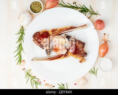 Fett gebratene Lammrippchen, Paleo, lchf-Diät auf weißem Teller mit Gemüse Stockfoto