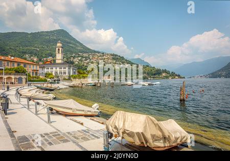 Hafengebiet von Cernobbio am Comer See vom See aus gesehen, Lombardei, Italien Stockfoto