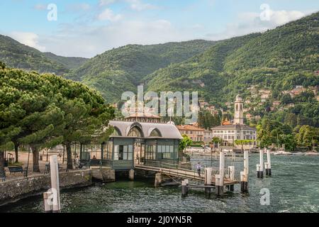 Schifffahrtssteg von Cernobbio am Comer See vom See aus gesehen, Lombardei, Italien Stockfoto