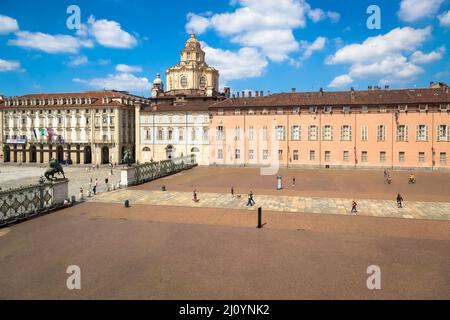 Blick auf die elegante St. Lawrence Kirche in Turin mit Ein blauer Himmel Stockfoto