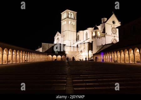 Basilika von Assisi bei Nacht, Region Umbrien, Italien. Die Stadt ist berühmt für die wichtigste italienische Basilika, die dem Hl. Fra gewidmet ist Stockfoto