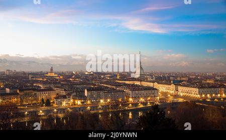 Turin, Italien. Panorama vom Monte dei Cappuccini (Cappuccini-Hügel) bei Sonnenuntergang mit den Alpen und Mole Antoneliana Stockfoto