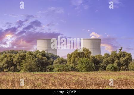 Kühltürme des stillgelegt Kernkraftwerks in Bibnis in Hessen, Deutschland Stockfoto