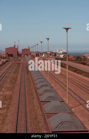 Saldanha Bay, Westküste, Südafrika. 2022. Eisenbahnfahrzeuge, die Eisenerz von Sishen zum Saldanha Bay Terminal an der Westküste Südafrikas transportieren. Stockfoto