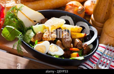 Salat mit Hühnerherzen und Wachteleiern Stockfoto