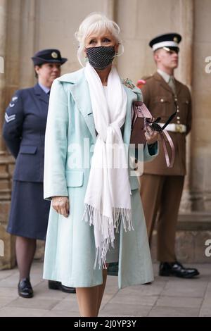 Debbie McGee kommt zum Erntedankgottesdienst für die Geliebte der Streitkräfte, Frau Vera Lynn, in Westminster Abbey, London. Der Sänger und Entertainer hob die Stimmung während des Zweiten Weltkriegs mit Songs wie We'll Meet Again und The White Cliffs of Dover. Sie starb im Juni 2020 im Alter von 103 Jahren. Bilddatum: Montag, 21. März 2022. Stockfoto