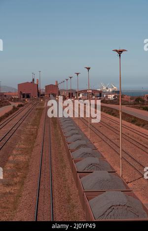 Saldanha Bay, Westküste, Südafrika. 2022. Eisenbahnfahrzeuge, die Eisenerz von Sishen zum Saldanha Bay Terminal an der Westküste Südafrikas transportieren. Stockfoto