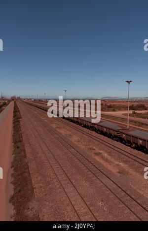 Saldanha Bay, Westküste, Südafrika. 2022. Eisenbahnfahrzeuge, die Eisenerz von Sishen zum Saldanha Bay Terminal an der Westküste Südafrikas transportieren. Stockfoto