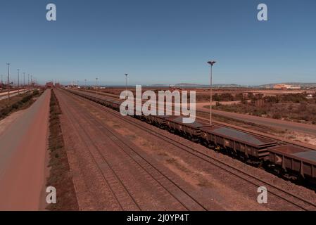 Saldanha Bay, Westküste, Südafrika. 2022. Eisenbahnfahrzeuge, die Eisenerz von Sishen zum Saldanha Bay Terminal an der Westküste Südafrikas transportieren. Stockfoto