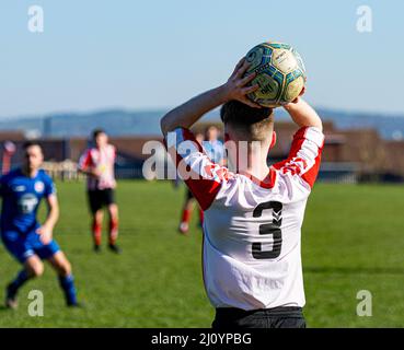 Ein Fußballspieler bereitet sich auf einen Wurf vor Stockfoto