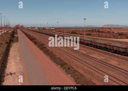 Saldanha Bay, Westküste, Südafrika. 2022. Eisenbahnfahrzeuge, die Eisenerz von Sishen zum Saldanha Bay Terminal an der Westküste Südafrikas transportieren. Stockfoto