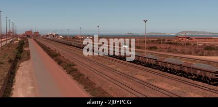 Saldanha Bay, Westküste, Südafrika. 2022. Eisenbahnfahrzeuge, die Eisenerz von Sishen zum Saldanha Bay Terminal an der Westküste Südafrikas transportieren. Stockfoto