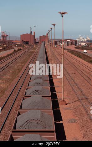 Saldanha Bay, Westküste, Südafrika. 2022. Eisenbahnfahrzeuge, die Eisenerz von Sishen zum Saldanha Bay Terminal an der Westküste Südafrikas transportieren. Stockfoto