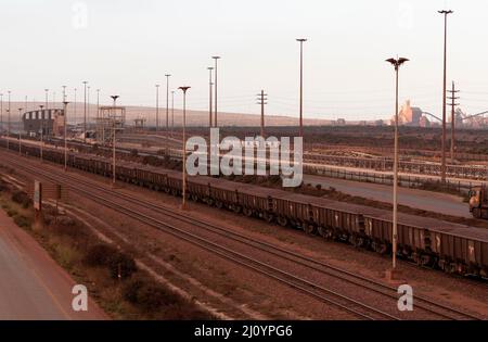 Saldanha Bay, Westküste, Südafrika. 2022. Eisenbahnfahrzeuge, die Eisenerz von Sishen zum Saldanha Bay Terminal an der Westküste Südafrikas transportieren. Stockfoto