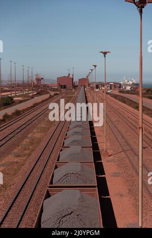 Saldanha Bay, Westküste, Südafrika. 2022. Eisenbahnfahrzeuge, die Eisenerz von Sishen zum Saldanha Bay Terminal an der Westküste Südafrikas transportieren. Stockfoto