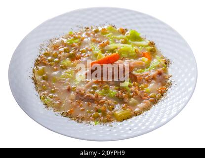 Lammsuppe, gekocht mit Perlgerste, Kohl und grünen Erbsen in einer Schüssel Stockfoto