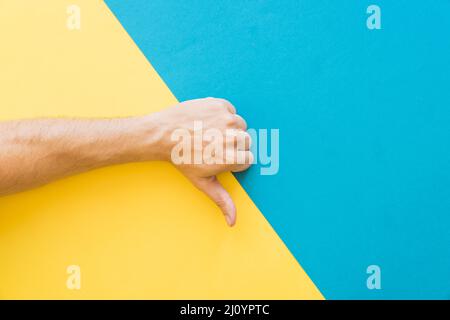 Hand mit Daumen nach unten. Hochwertige Fotos Stockfoto