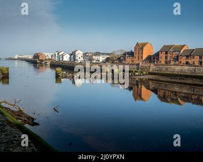 Blick auf den Fluss Ayr in der Stadt Ayr an einem Frühlingsmorgen im März Stockfoto