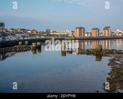 Blick auf den Fluss Ayr in der Stadt Ayr an einem Frühlingsmorgen im März Stockfoto