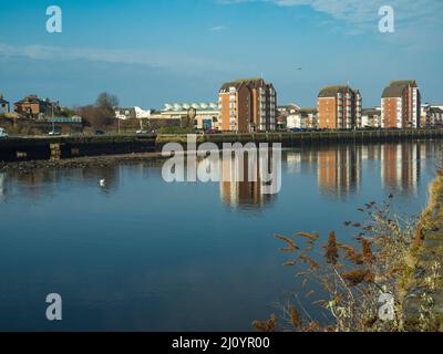 Blick auf den Fluss Ayr in der Stadt Ayr an einem Frühlingsmorgen im März Stockfoto