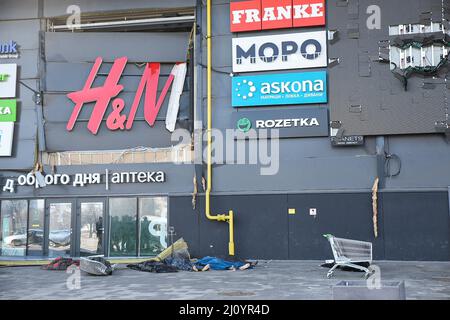 Kiew, Ukraine. 21. März 2022. (ANMERKUNG DER REDAKTION: Bild zeigt den Tod)Leichen nicht identifizierter Opfer lagen unter einem H&M-Schild im Einkaufszentrum Retroville in Kiew, nachdem sie spät in der Nacht von einer Rakete getroffen wurden. (Foto von Madeleine Kelly/SOPA Images/Sipa USA) Quelle: SIPA USA/Alamy Live News Stockfoto