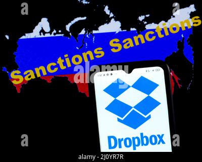 In dieser Abbildung wird das Dropbox-Logo auf einem Smartphone-Bildschirm mit einer russischen Flagge in Form einer Karte des Landes mit der Aufschrift Sanktionen angezeigt. Stockfoto