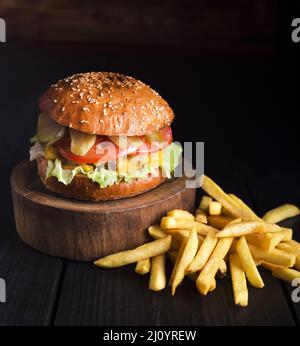 Rindfleisch-Hamburger werden mit Pommes serviert. Hochwertige Fotos Stockfoto