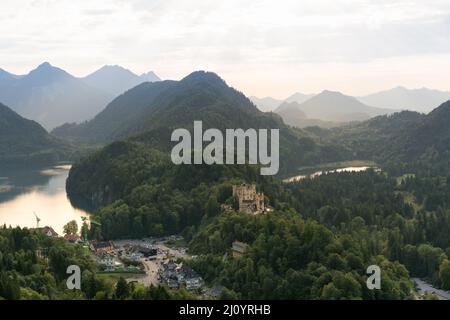 Blick auf Schloss Hohenschwangau, Schwansee und Alpsee vom Schloss Neuschwanstein in Füssen Stockfoto