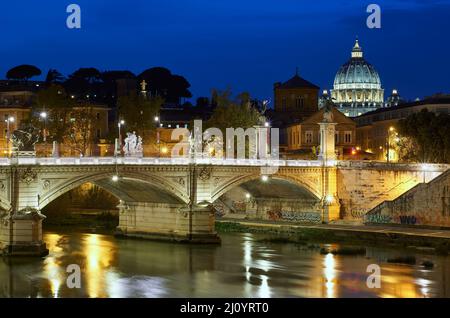 Blick auf den Vatikan bei Nacht in Rom, Italien Stockfoto