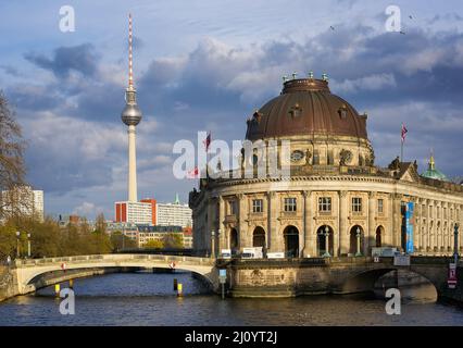 Blick auf das Bode Museum und den Berliner Fernsehturm von der Eberbrücke in Berlin bei Sonnenuntergang Stockfoto