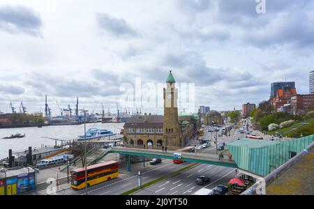 Blick auf den Bahnhof St. Pauli's Pier Landungsbrücken in Hamburg mit Kräne im Hintergrund Stockfoto