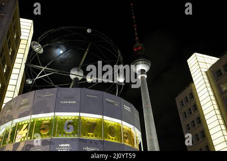 Weltzeituhr Urania und Fernsehturm am Alexanderplatz in Berlin Stockfoto