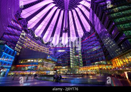 Sony Center in Berlin bei Nacht mit violetten Lichtern an der Decke Stockfoto