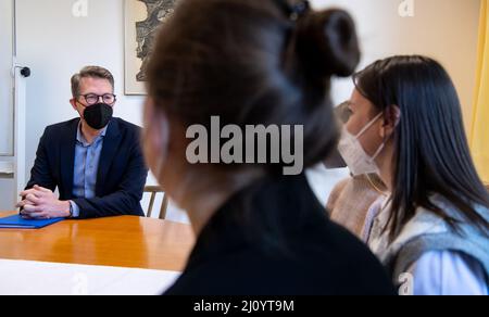 München, Deutschland. 21. März 2022. Der Wissenschaftsminister von Bayern, Markus Blume (CSU), besucht die Ukrainische Freie Universität München (UFU) und spricht mit Studentinnen. Die UFU ist die einzige ukrainische Universität im Exil außerhalb der Ukraine. Quelle: Sven Hoppe/dpa/Alamy Live News Stockfoto