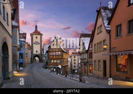 Rothenburg ob der Tauber Blick auf traditionelle mittelalterliche Häuser bei Sonnenuntergang, in Deutschland Stockfoto