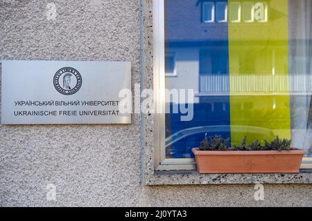 München, Deutschland. 21. März 2022. Am Eingang der Universität ist ein Schild mit der Aufschrift "Ukrainische Freie Universität" zu sehen. Der Wissenschaftsminister von Bayern, Blume (CSU), hat die Ukrainische Freie Universität München (UFU) besucht. Die UFU ist die einzige ukrainische Universität im Exil außerhalb der Ukraine. Quelle: Sven Hoppe/dpa/Alamy Live News Stockfoto