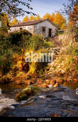 Mondim de Basto Wasserfall mit einem Mühlenhaus bei Sonnenuntergang in Portugal Stockfoto