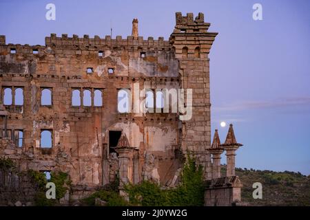 Verlassene Gebäude des Termas Radium Spa Hotel Serra da Pena bei Sonnenuntergang mit Vollmond hinter in Sortelha, Portugal Stockfoto